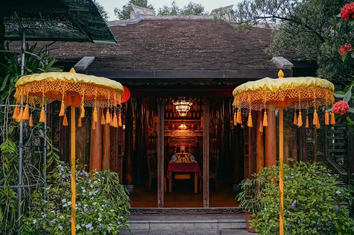 Come to Khong Gian Xua Hue restaurant to experience dining in the middle of an ancient Ruong house 4