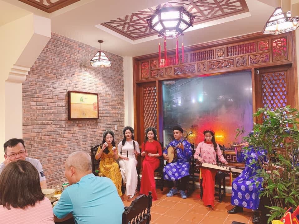 Come to Khong Gian Xua Hue restaurant to experience dining in the middle of ancient Ruong house 7