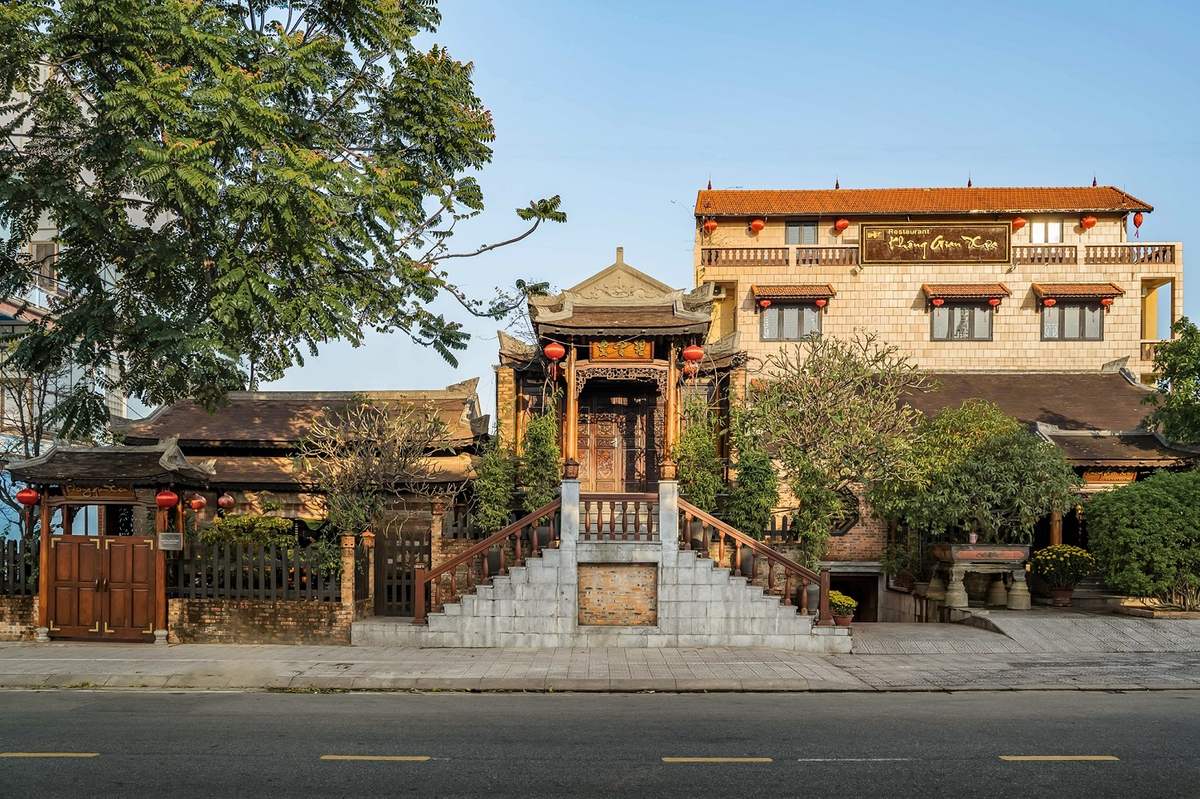 Come to Khong Gian Xua Hue restaurant to experience dining in the middle of an ancient Ruong house 2