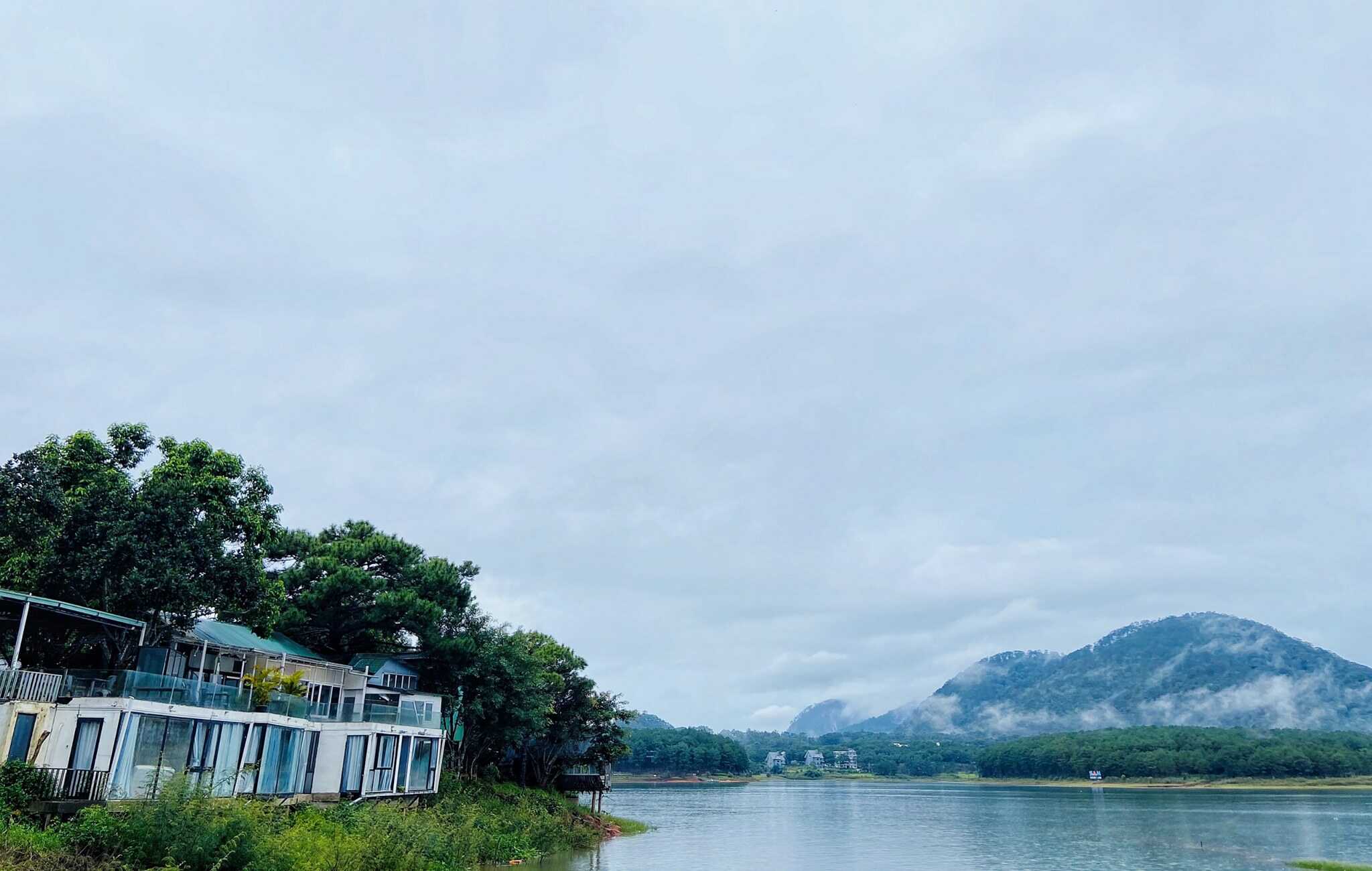 Come to The Seen House Coffee and see Tuyen Lam Lake as beautiful as a watercolor painting 5