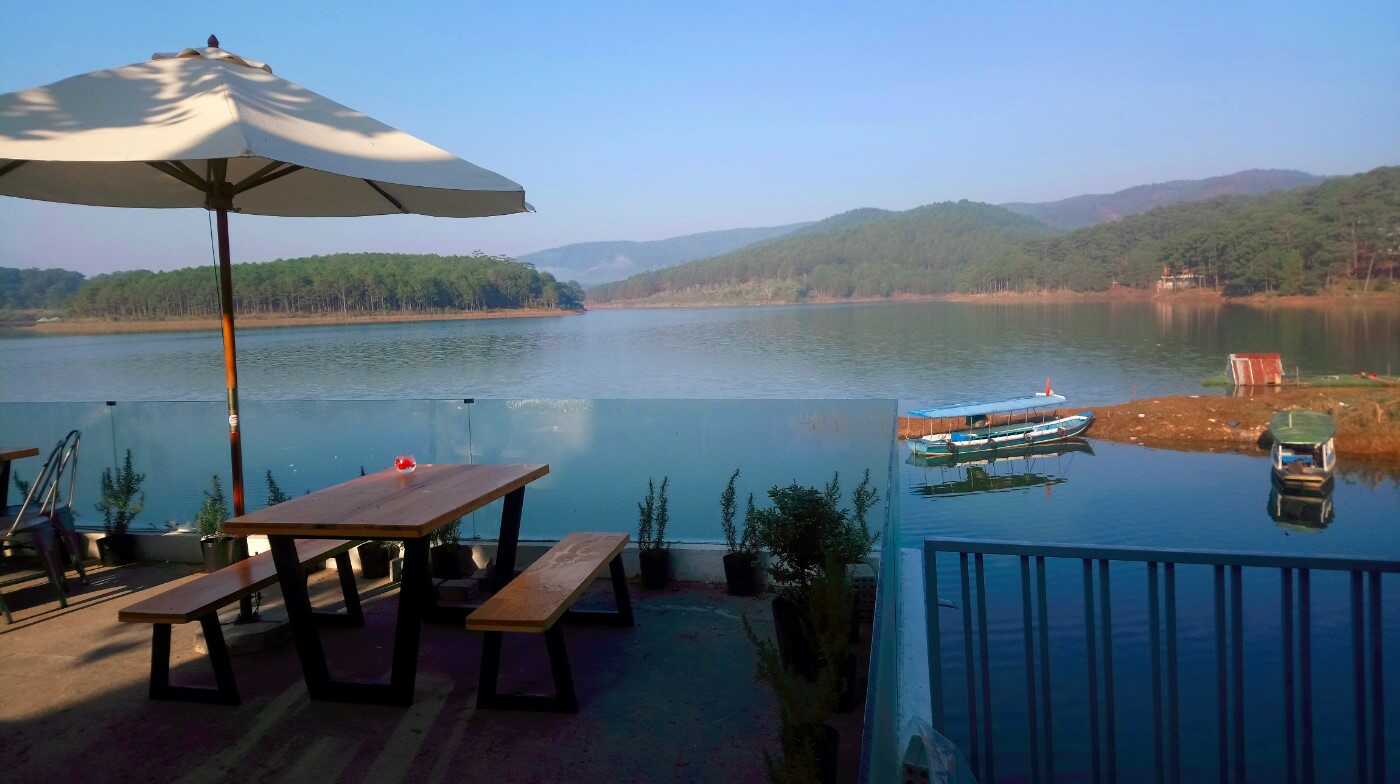 Come to The Seen House Coffee and see Tuyen Lam Lake as beautiful as a watercolor painting 7
