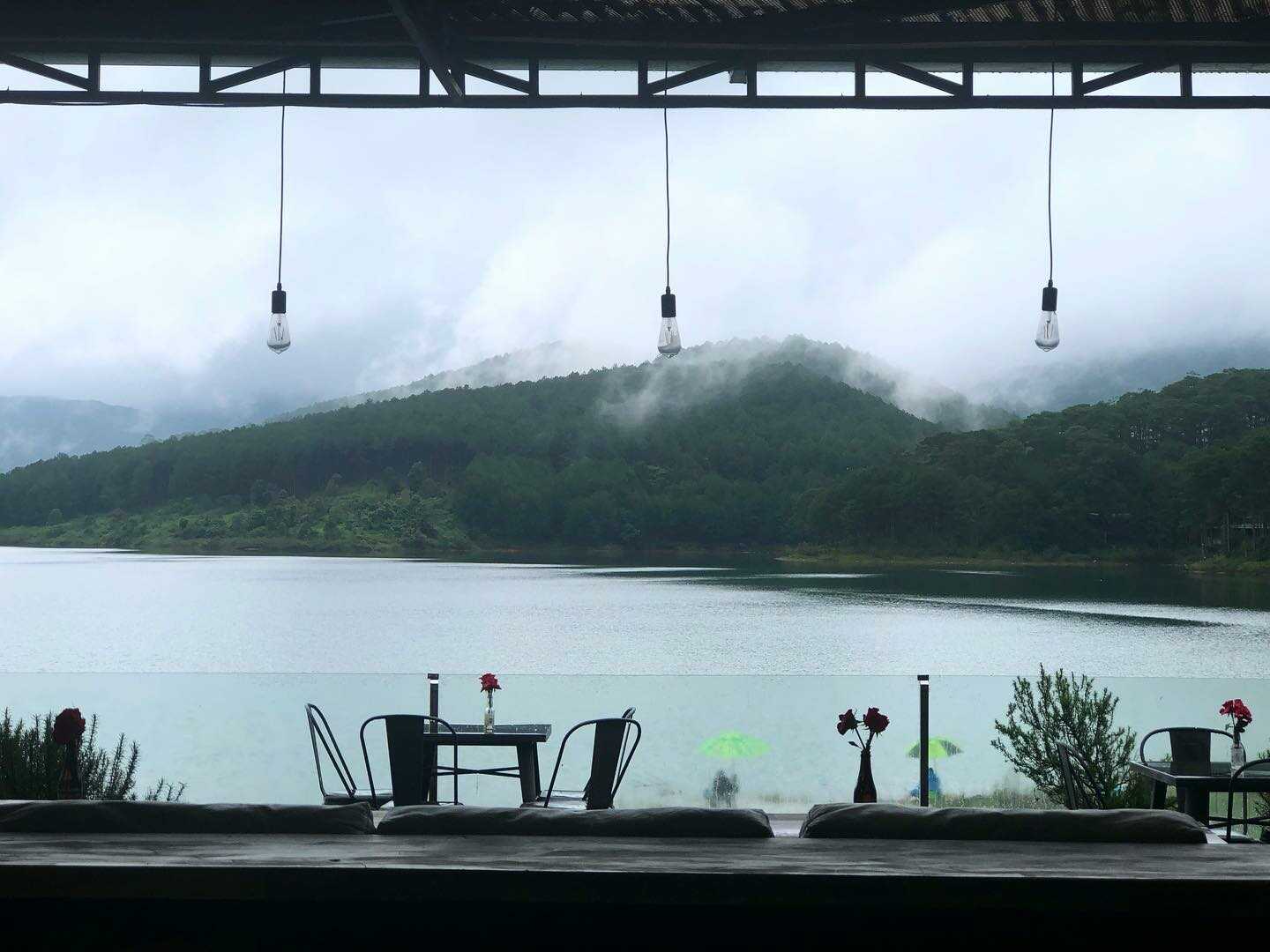 Come to The Seen House Coffee and see Tuyen Lam Lake as beautiful as a watercolor painting 8