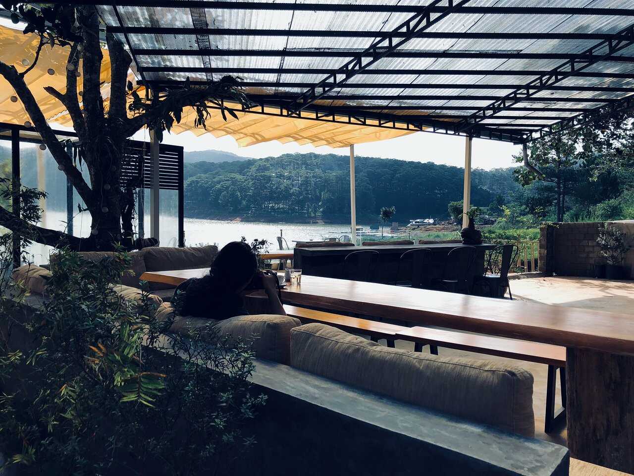 Come to The Seen House Coffee and see Tuyen Lam Lake as beautiful as a watercolor painting 9