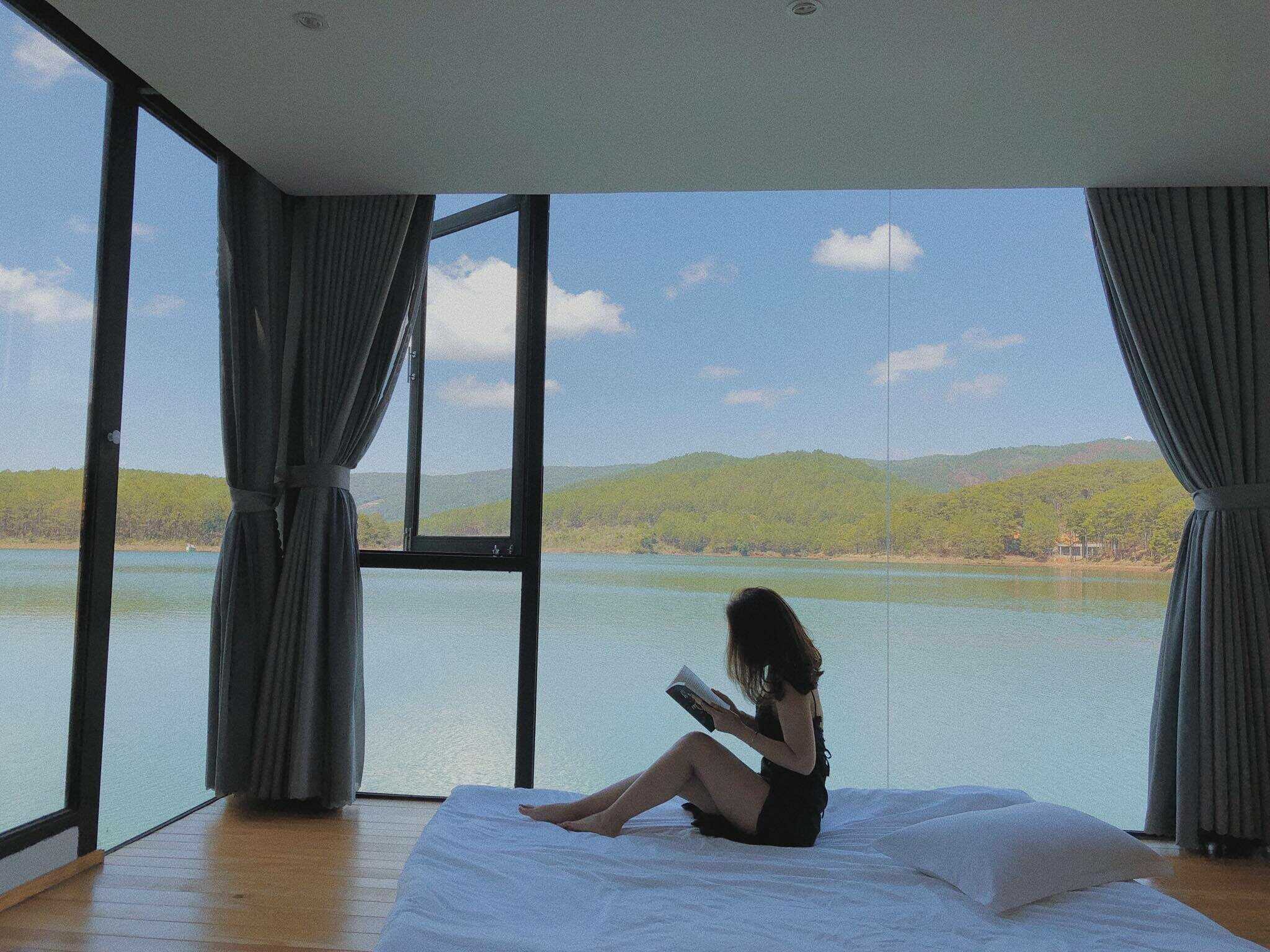 Come to The Seen House Coffee and see Tuyen Lam Lake as beautiful as a watercolor painting 15