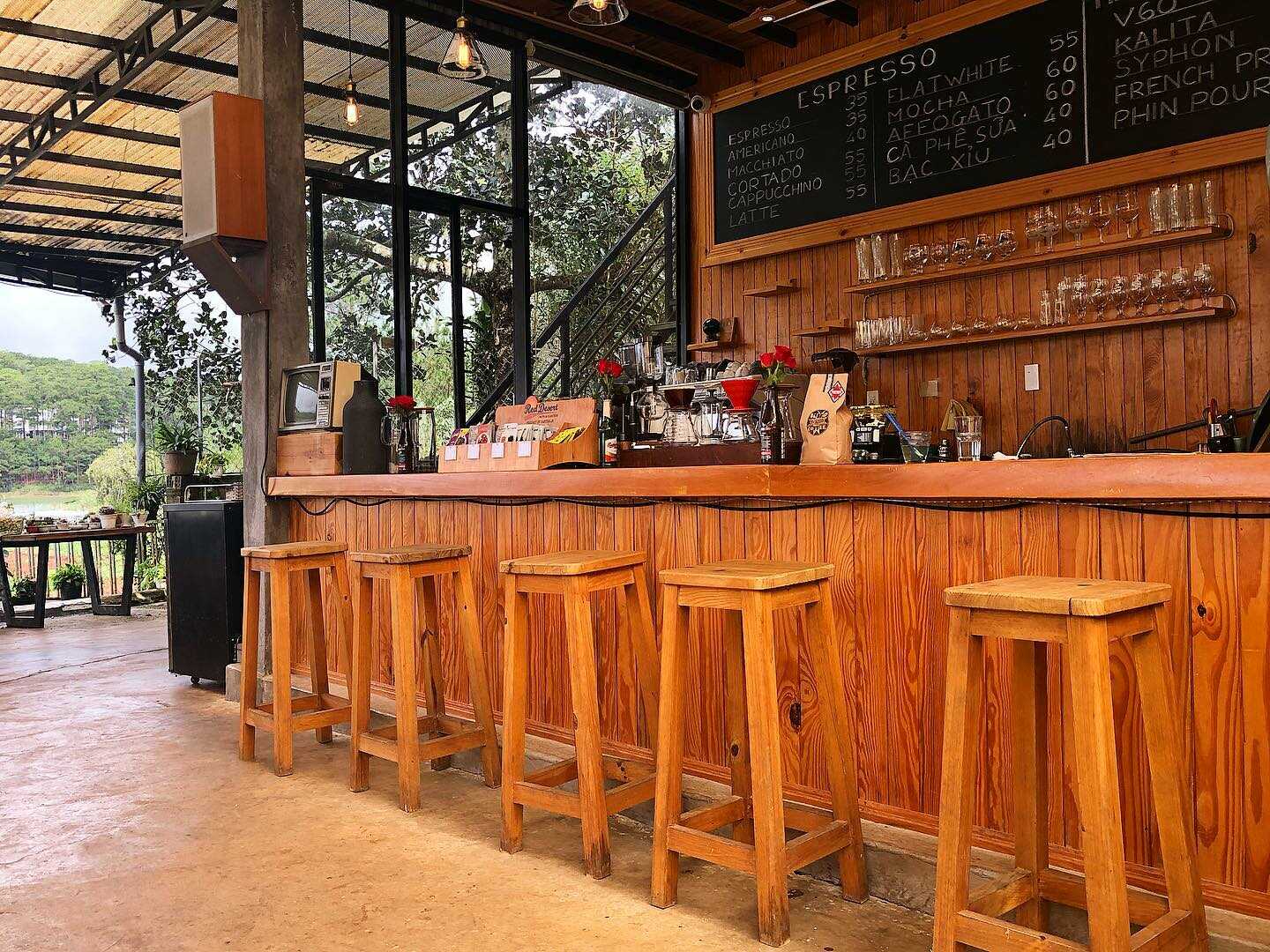 Come to The Seen House Coffee and see the picturesque Tuyen Lam lake