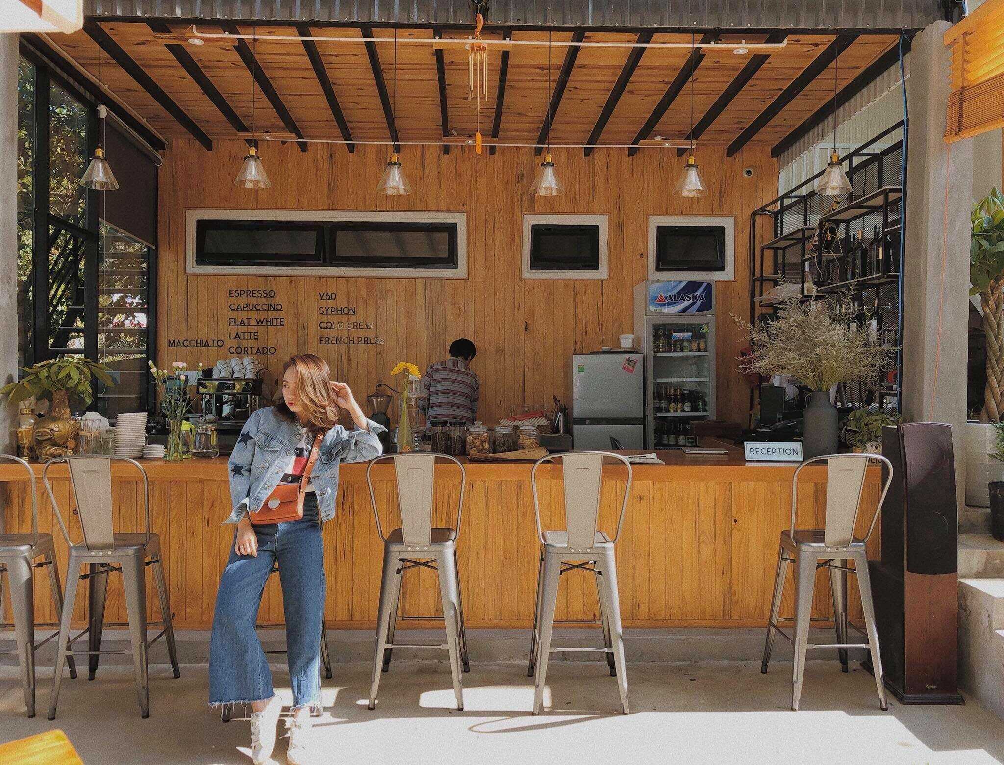 Come to The Seen House Coffee and see Tuyen Lam Lake as beautiful as a watercolor painting 27