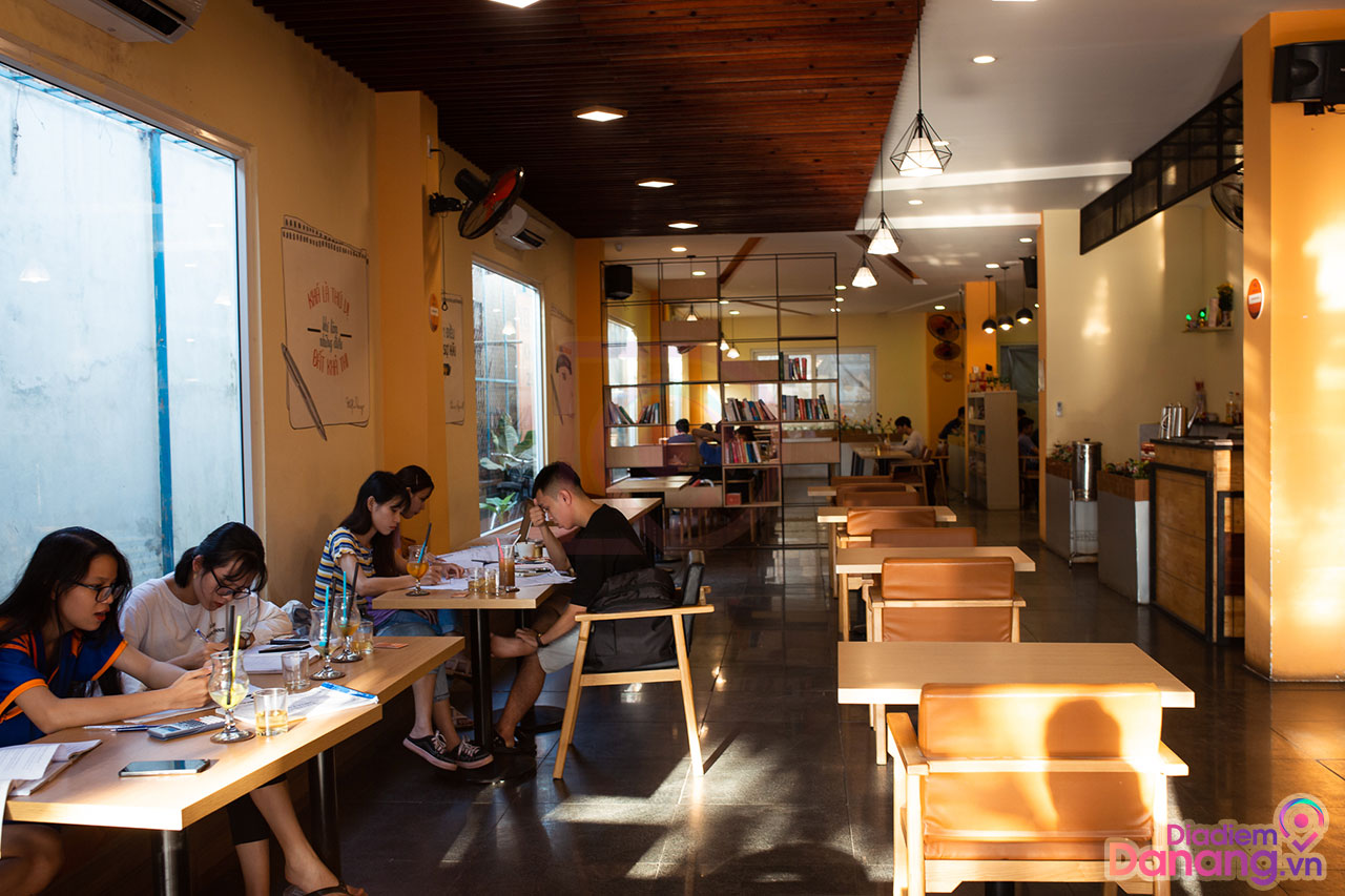 If you go out and don't forget to meet deadlines, stop by the super quality book cafes in Da Nang 2