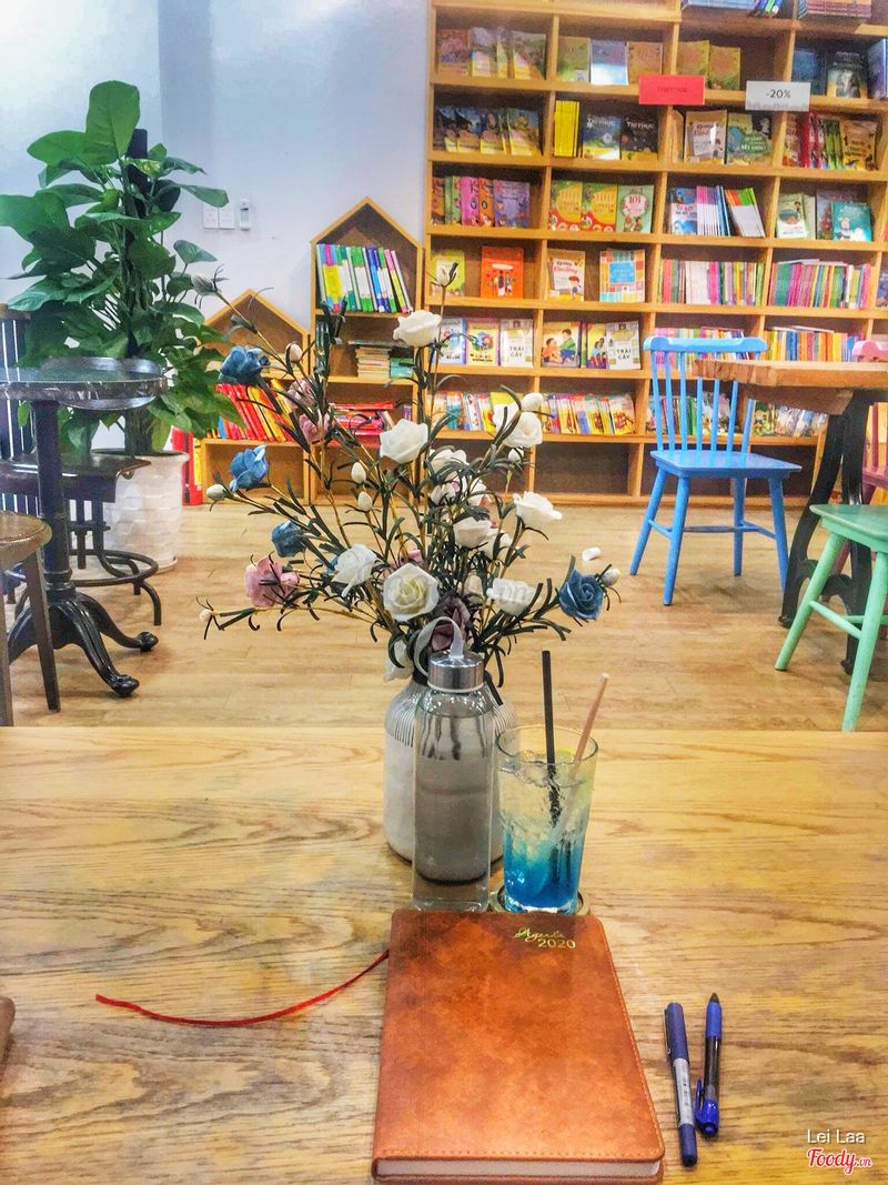 If you go out and don't forget to meet deadlines, stop by the super quality book cafes in Da Nang 3
