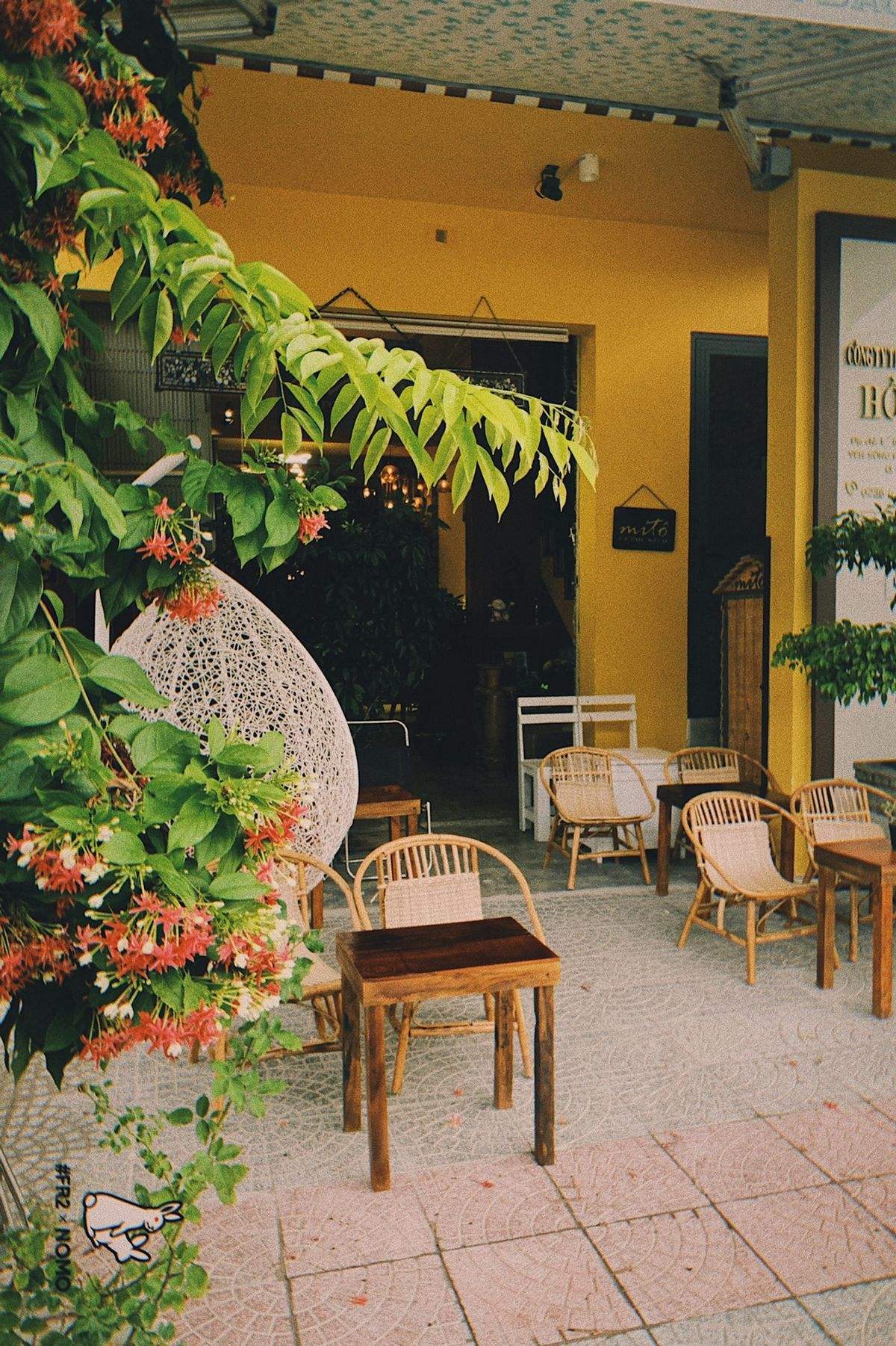 If you go out and don't forget to meet deadlines, stop by the super quality book cafes in Da Nang 4