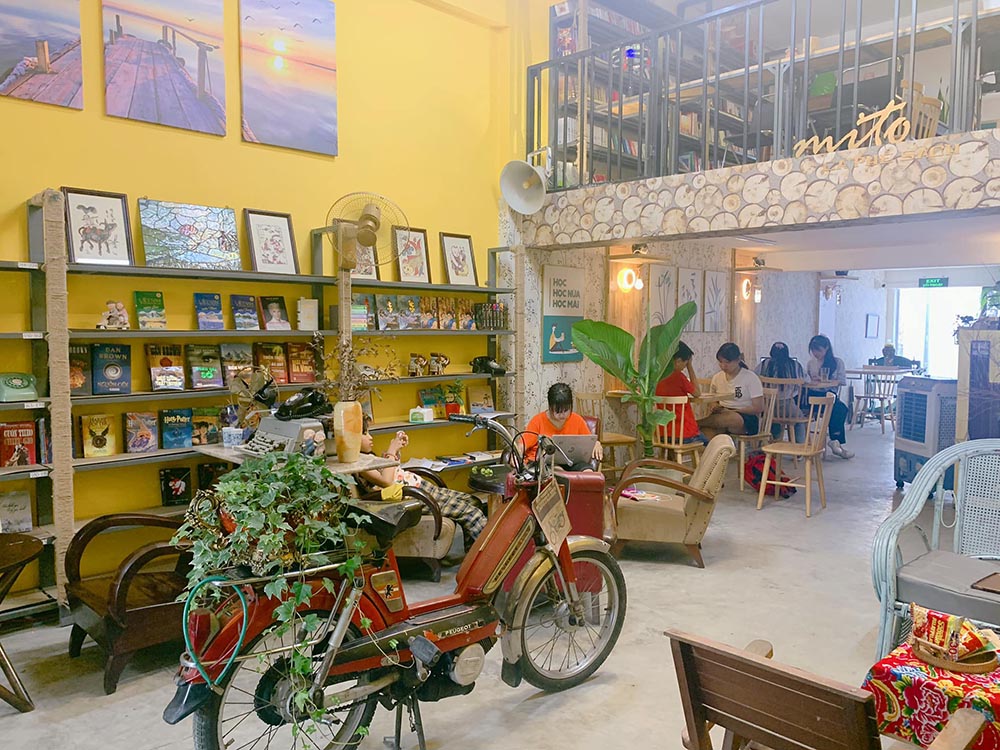 If you go out and don't forget to meet deadlines, stop by the super quality book cafes in Da Nang 5