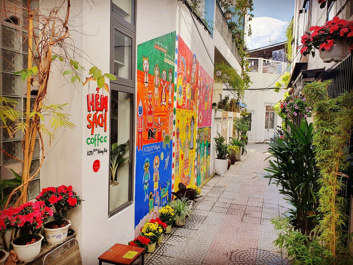 If you go out and don't forget to meet deadlines, stop by the super quality book cafes in Da Nang 6