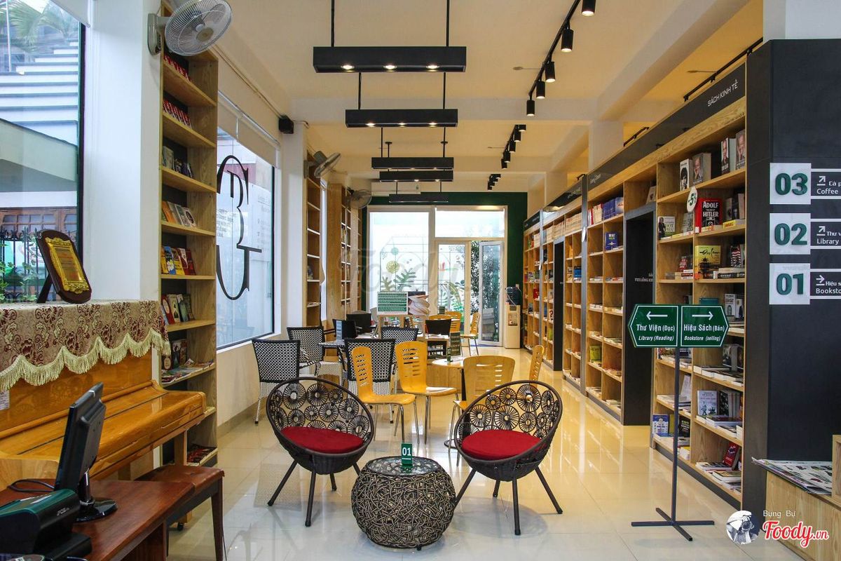 If you go out and don't forget to meet deadlines, stop by the super quality book cafes in Da Nang 7