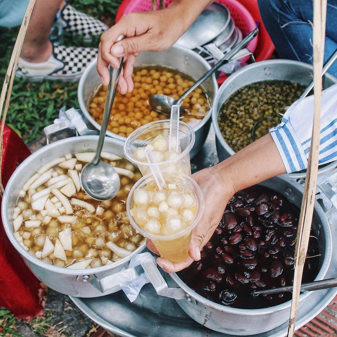 The addresses of famous sweet soup shops in Hue below will definitely make you fall in love