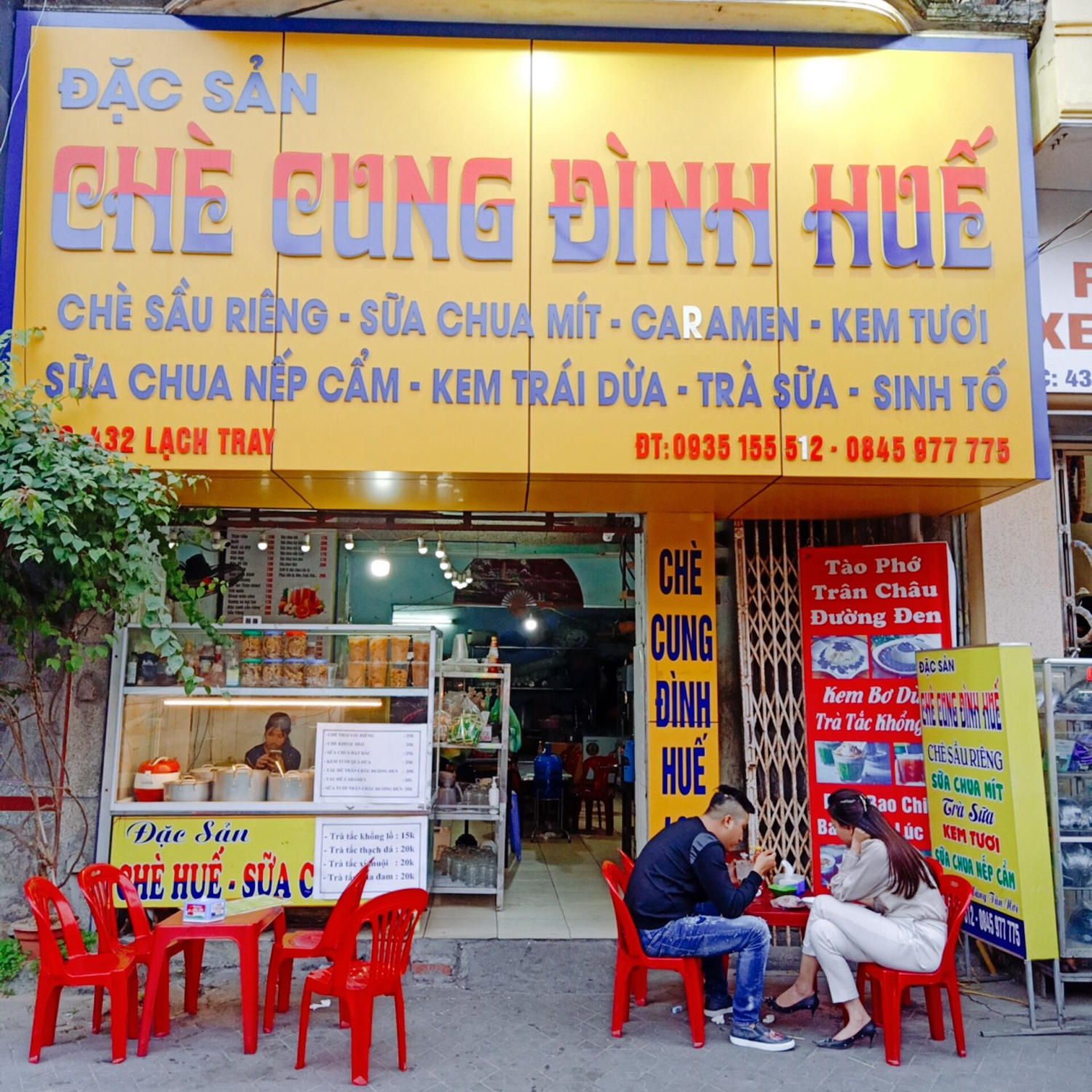 The addresses of famous sweet soup shops in Hue below will definitely make you fall in love