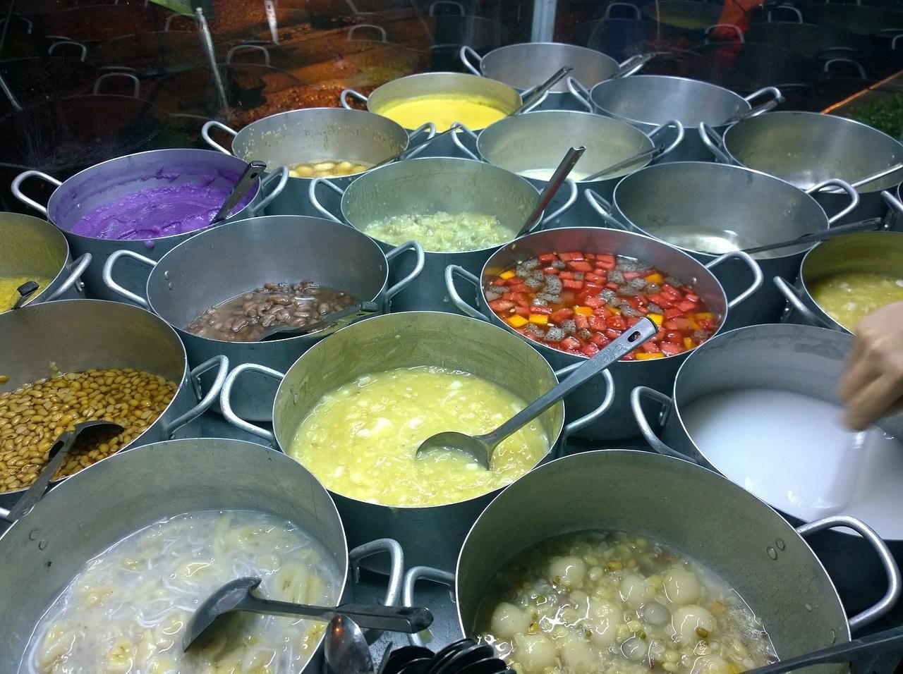 The addresses of famous sweet soup shops in Hue below will definitely make you fall in love