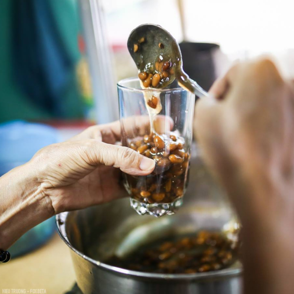 The addresses of famous sweet soup shops in Hue below will definitely make you fall in love