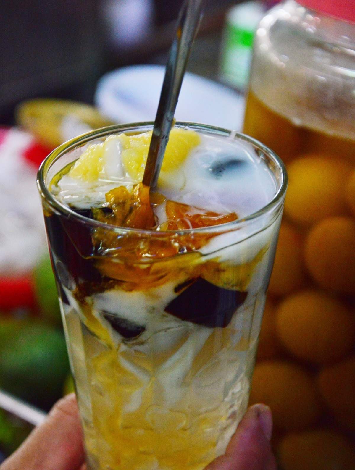 The addresses of famous sweet soup shops in Hue below will definitely make you fall in love