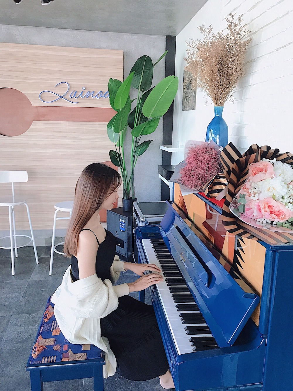 If you can't travel abroad, stop by Quinoa Café to have check-in photos like in the 18th West