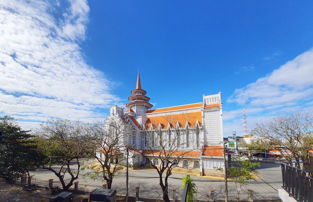 If you can't travel abroad, stop by Quinoa Café to have check-in photos like in the West 3