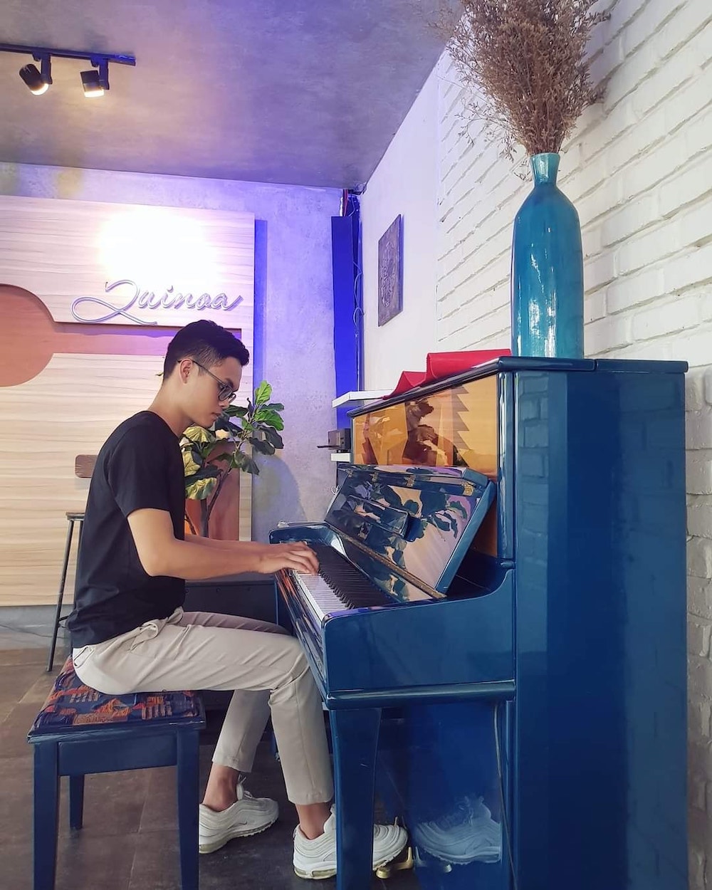 If you can't travel abroad, stop by Quinoa Café to have check-in photos like in the 21st West