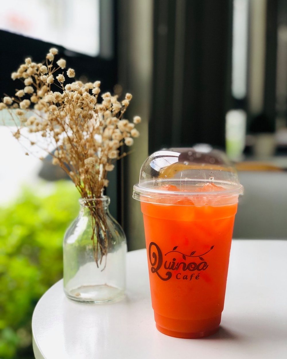 If you can't travel abroad, stop by Quinoa Café to have check-in photos like in the West