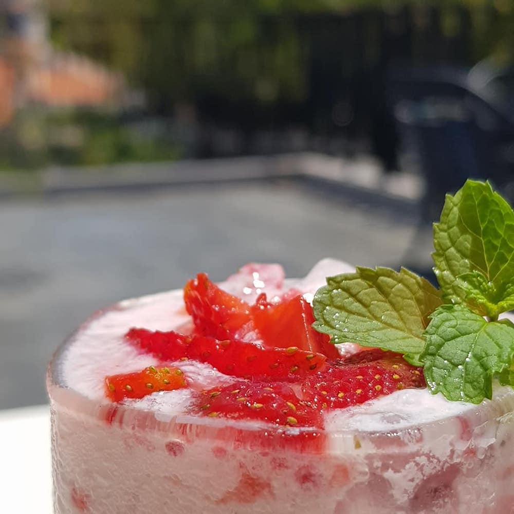 If you can't travel abroad, stop by Quinoa Café to have check-in photos like in the West