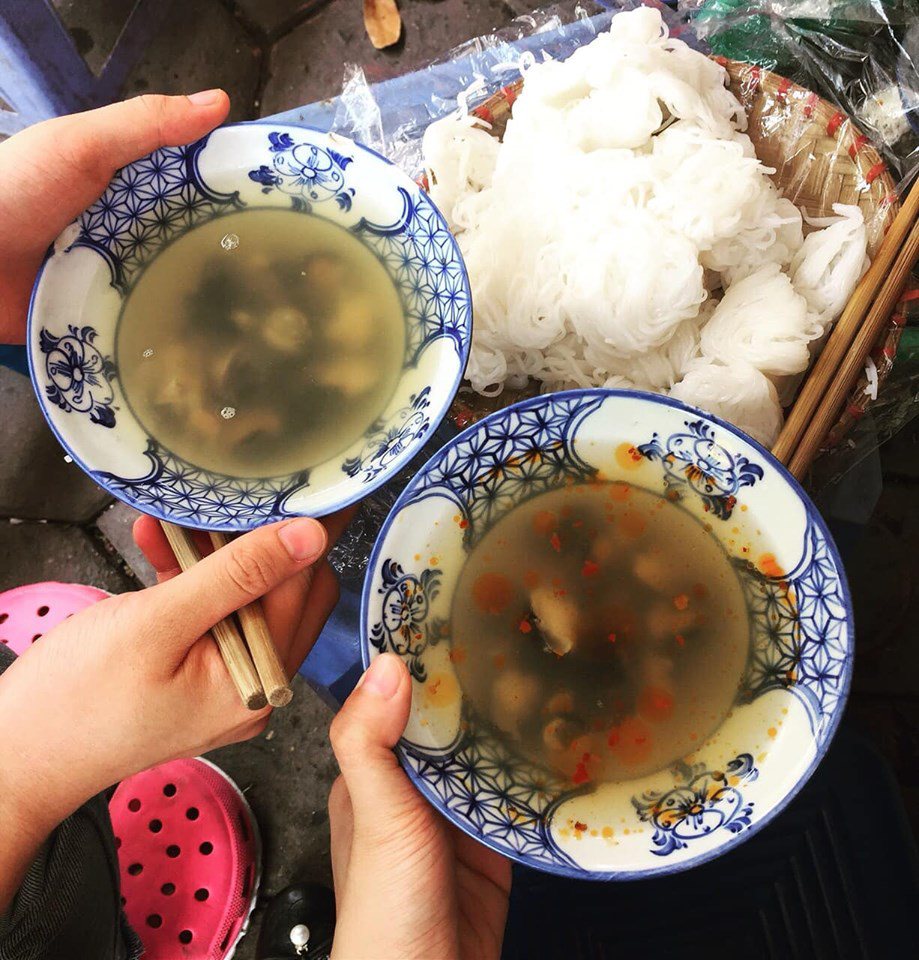 Name the top cold snail noodle shops in Hanoi that cannot be missed 4