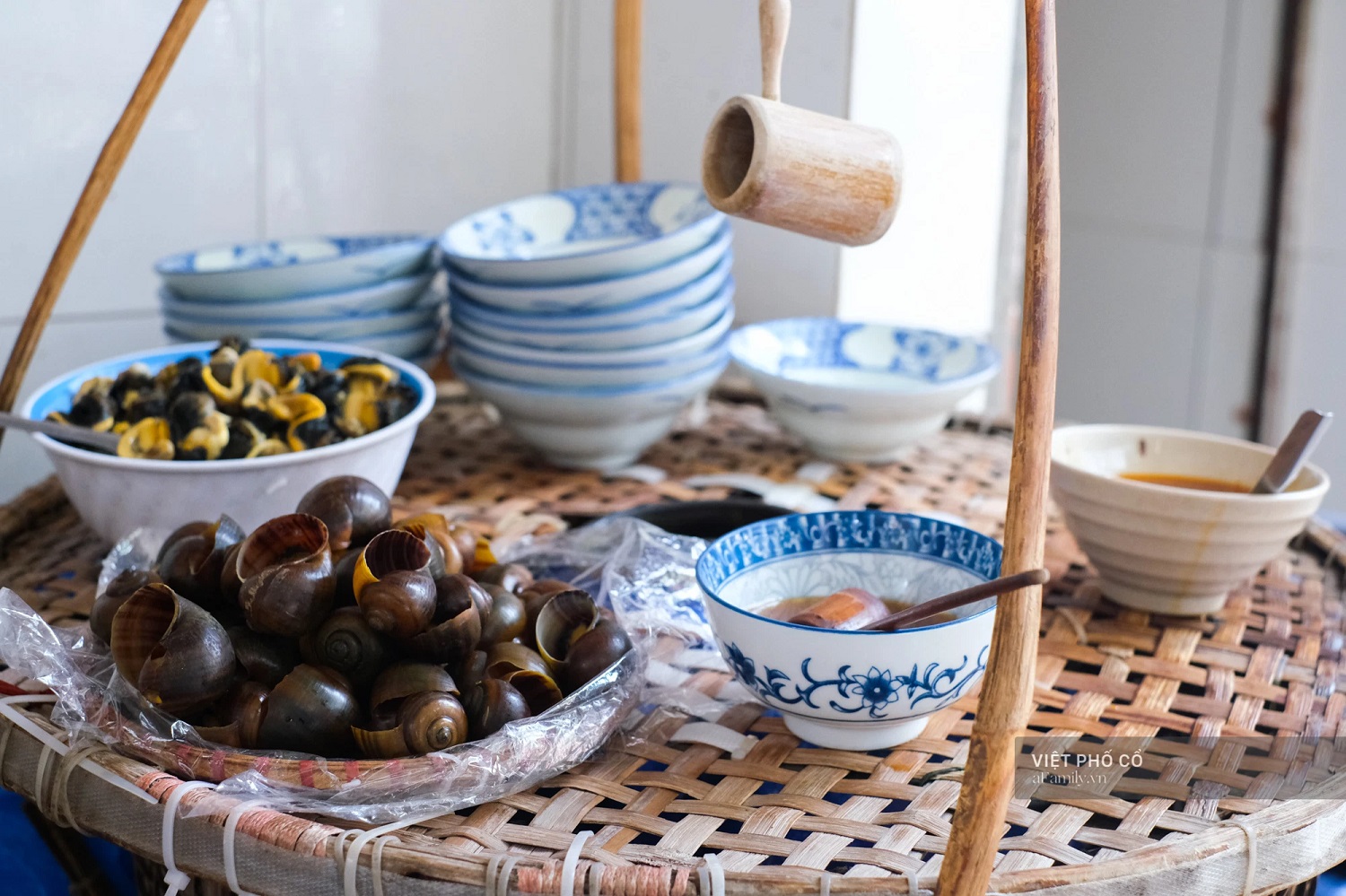 Name the top cold snail noodle shops in Hanoi that cannot be missed 5