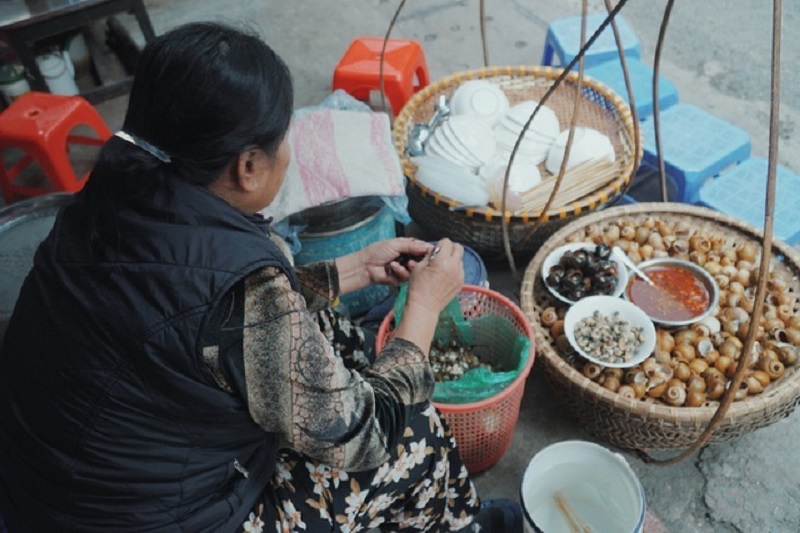Name the top cold snail noodle shops in Hanoi that cannot be missed 6