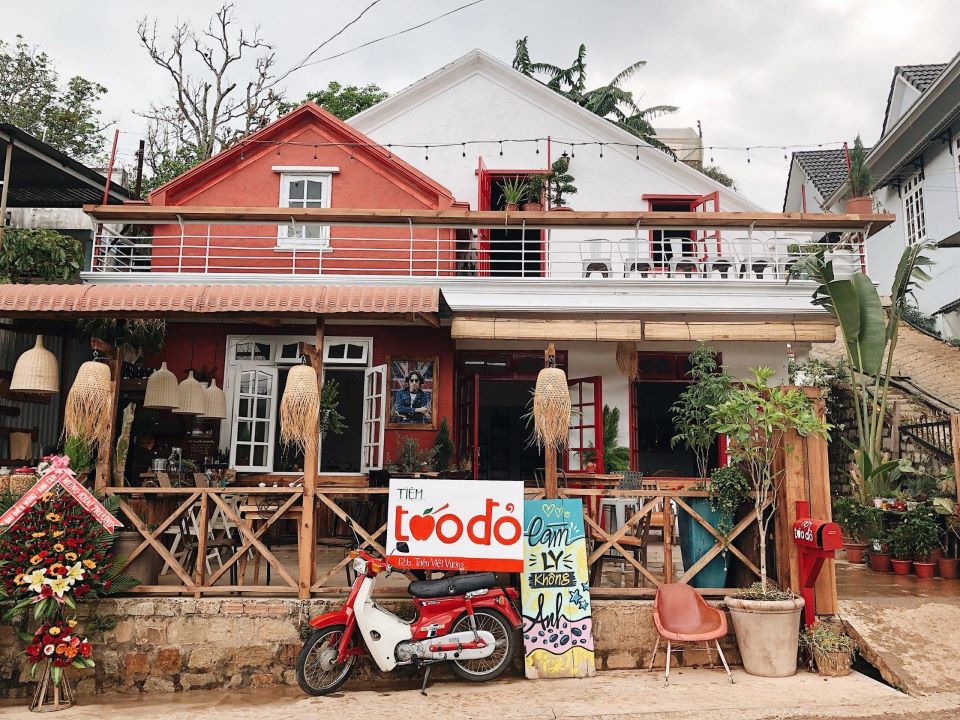 Stop by the peaceful Da Lat Red Apple Shop to enjoy delicious egg coffee 2