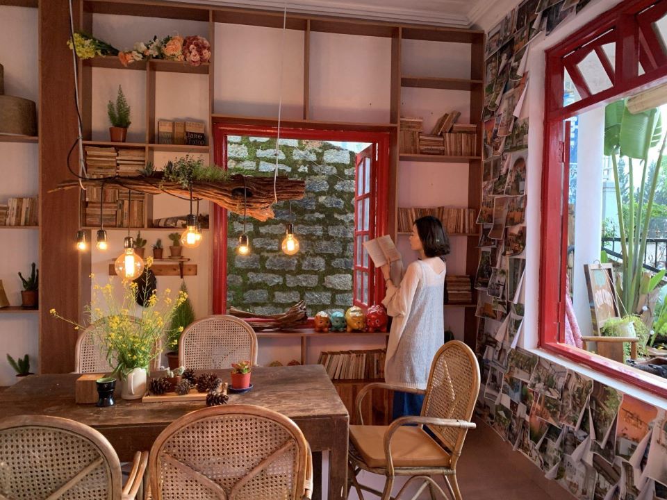 Stop by the peaceful Da Lat Red Apple Shop to enjoy delicious egg coffee 7