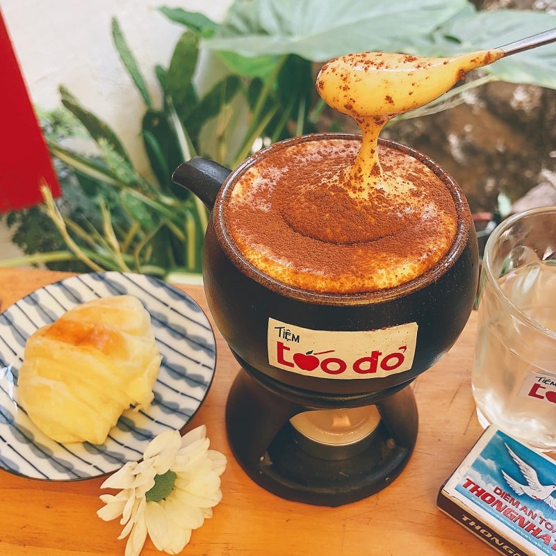 Stop by the peaceful Da Lat Red Apple Shop to enjoy delicious egg coffee 10