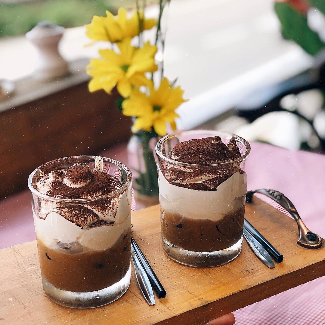 Stop by the peaceful Da Lat Red Apple Shop to enjoy delicious egg coffee 11