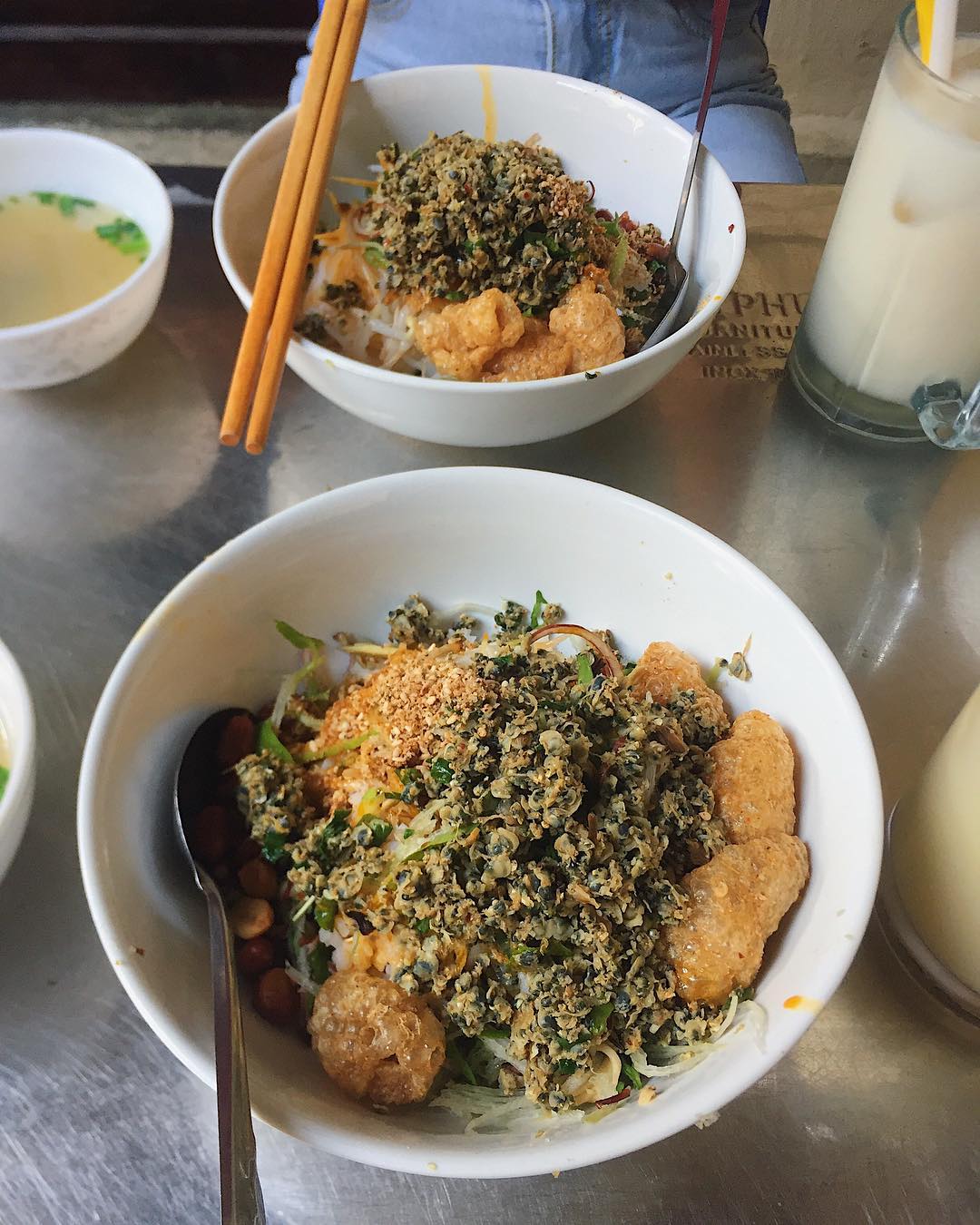 Stop at Hoa Dong mussel rice - Delicious restaurant not to be missed when coming to Hue 3