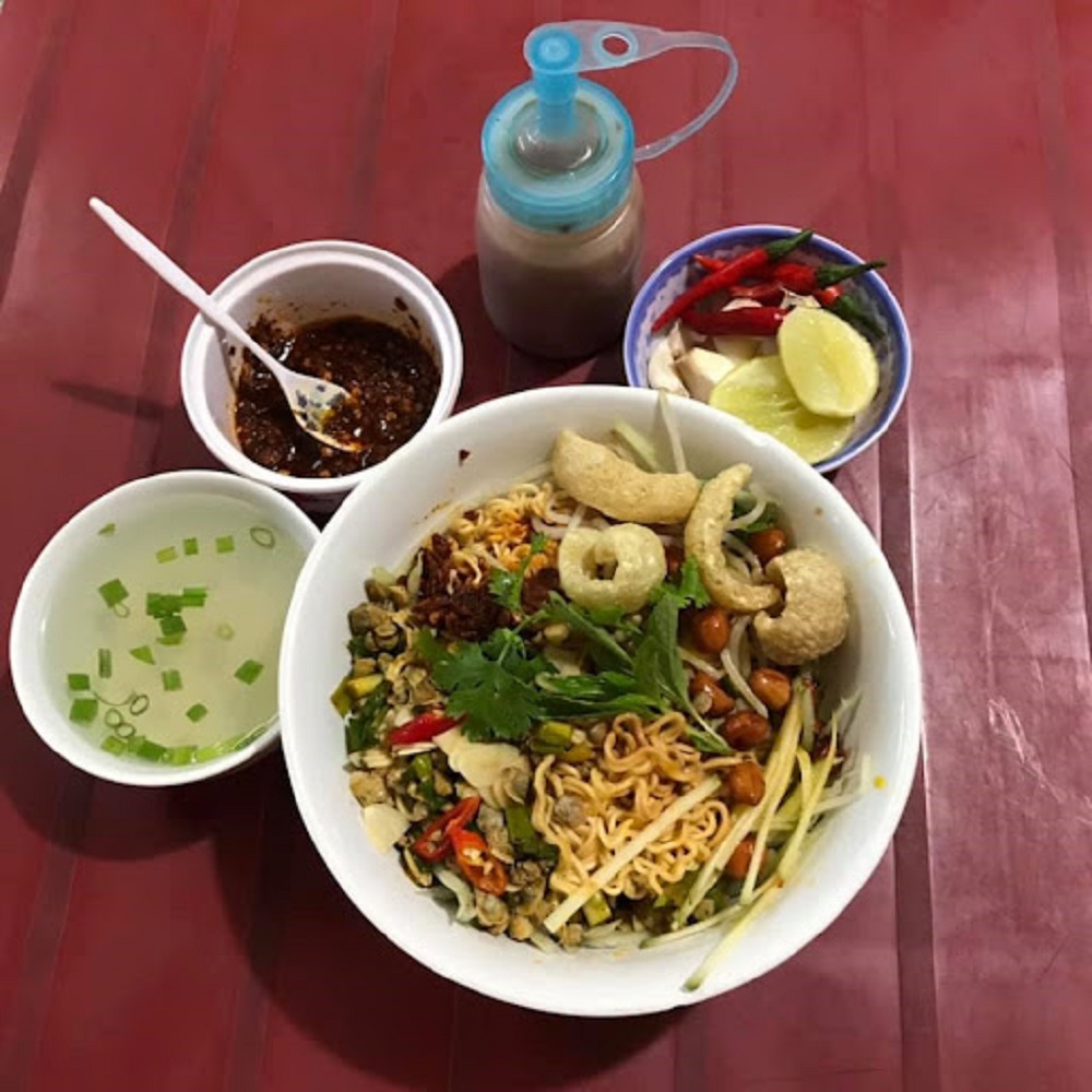 Stop at Hoa Dong mussel rice - Delicious restaurant not to be missed when coming to Hue 4