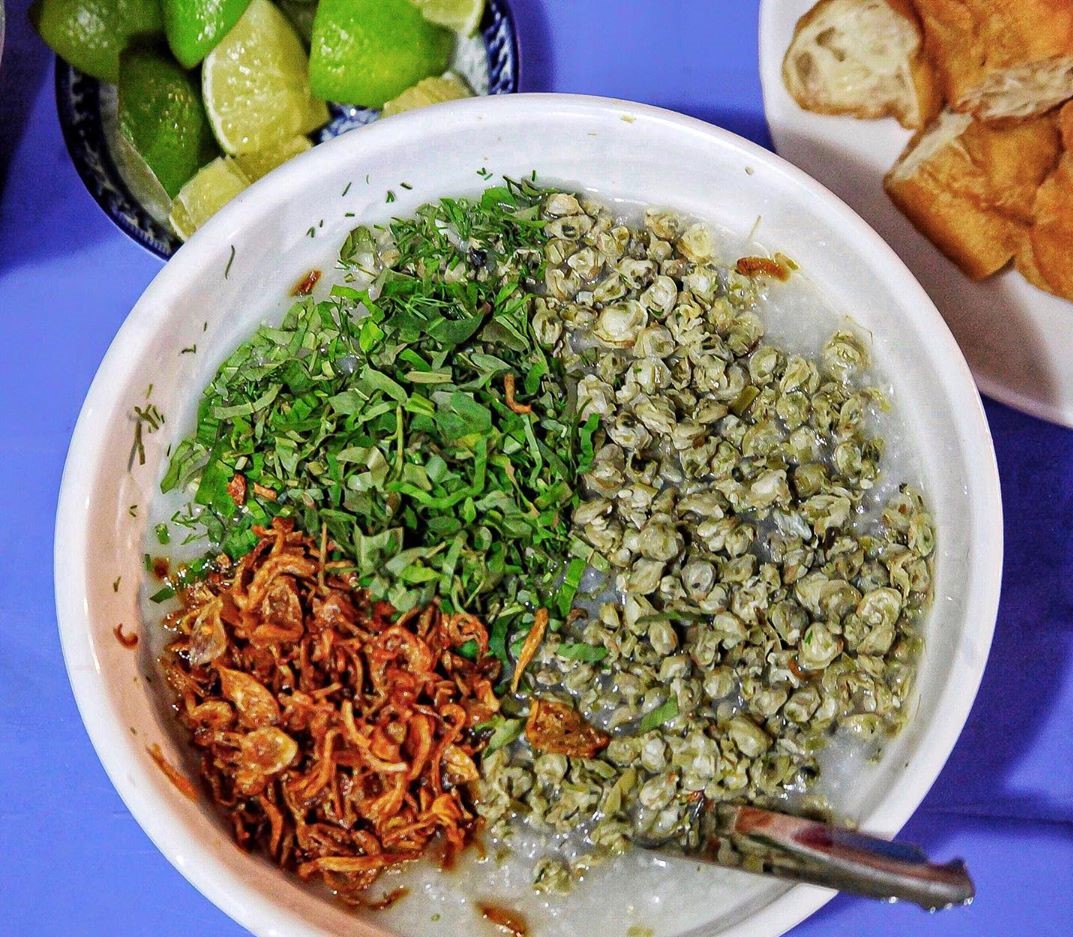 Stop at Hoa Dong mussel rice - Delicious restaurant not to be missed when coming to Hue 5