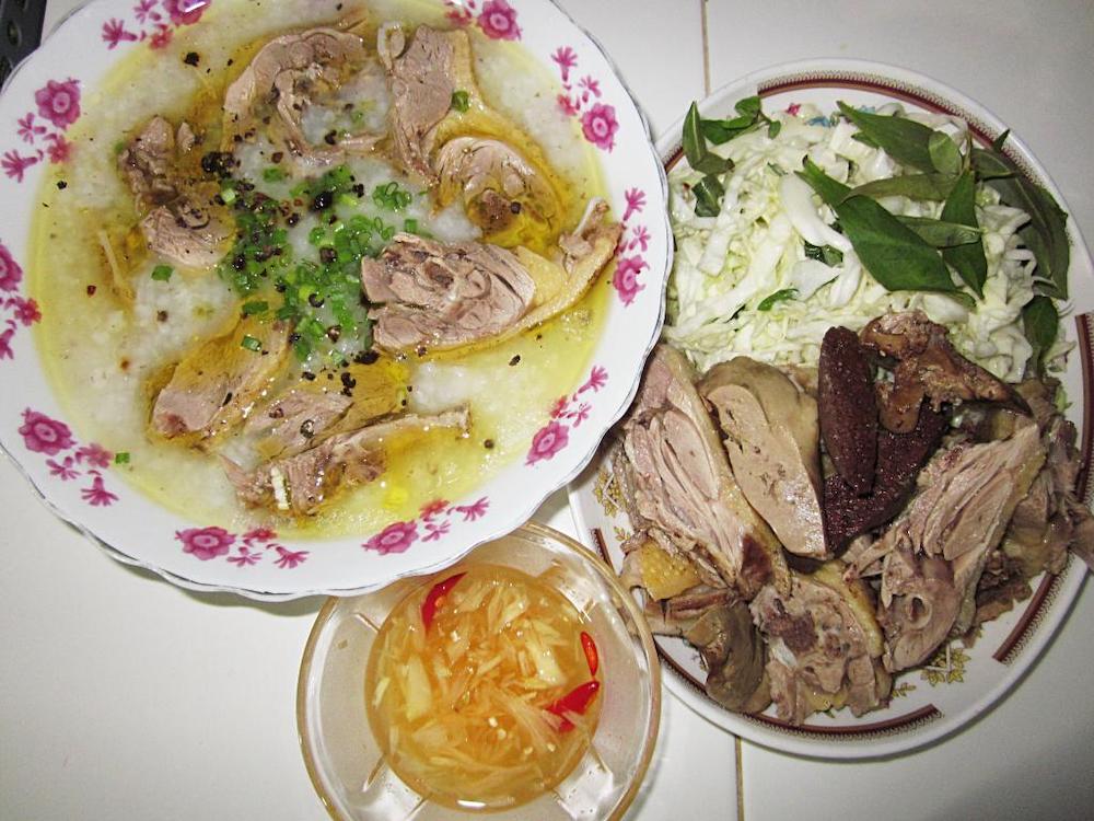 If you're a brave duck hunter coming to Hue, don't miss the delicious Trieu Tay duck number 9