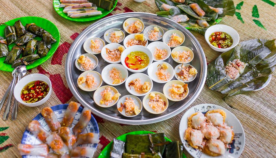 Stop by to eat Banh Loc at the famous Ba Be restaurant in Da Nang 3