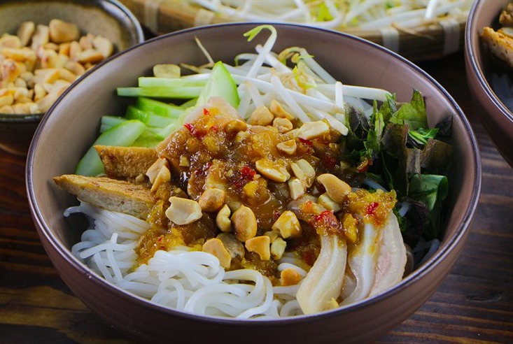 Come to the dreamland and turn right away to 4 delicious noodle shops with fish sauce in Hue 5