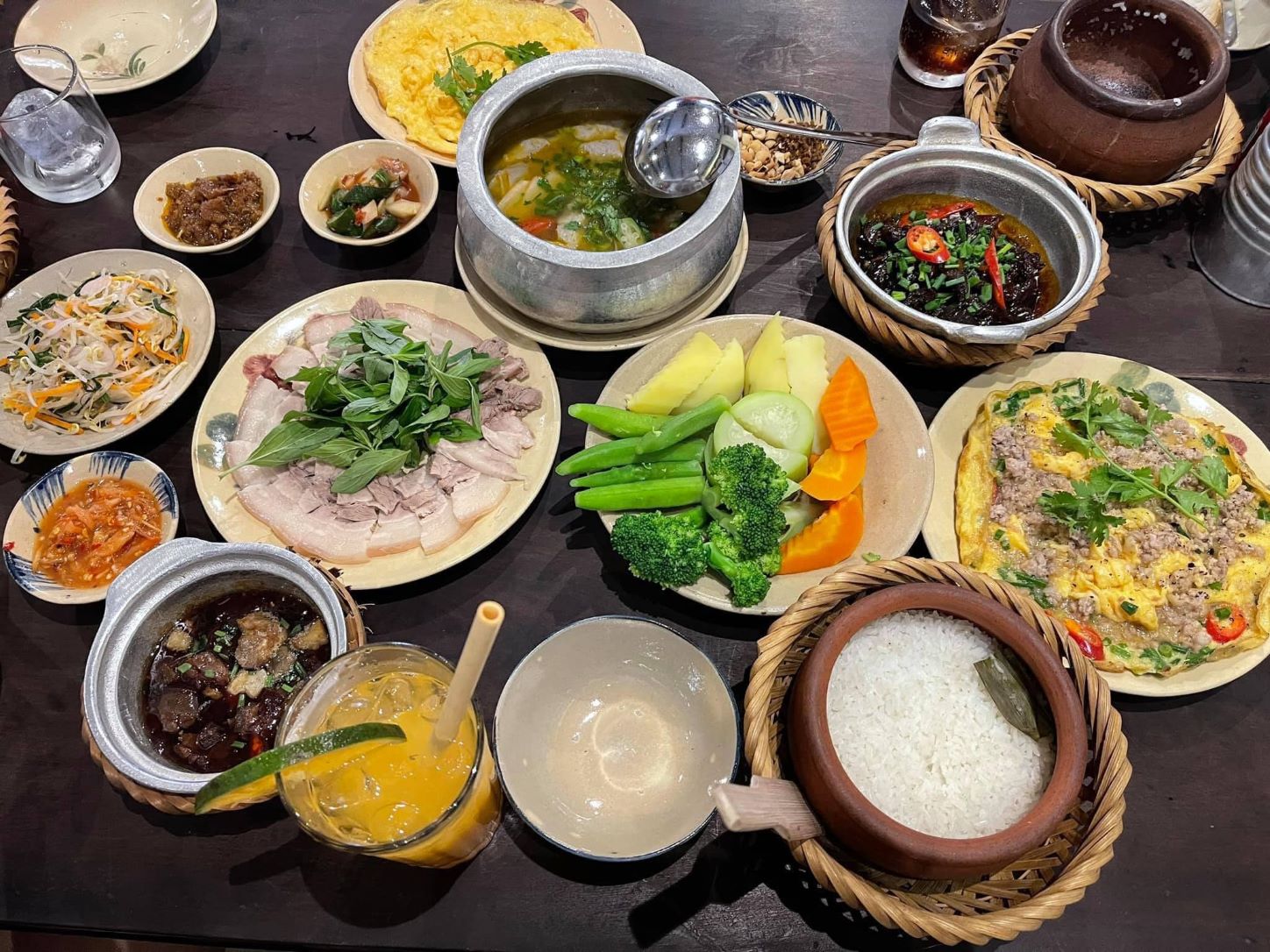 Stop by Chan Rice Restaurant to enjoy clay pot rice with the flavor of memories 6