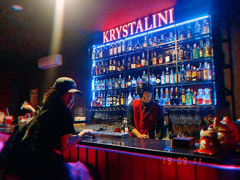 Hidden bar, a new entertainment trend for young people in Saigon 9