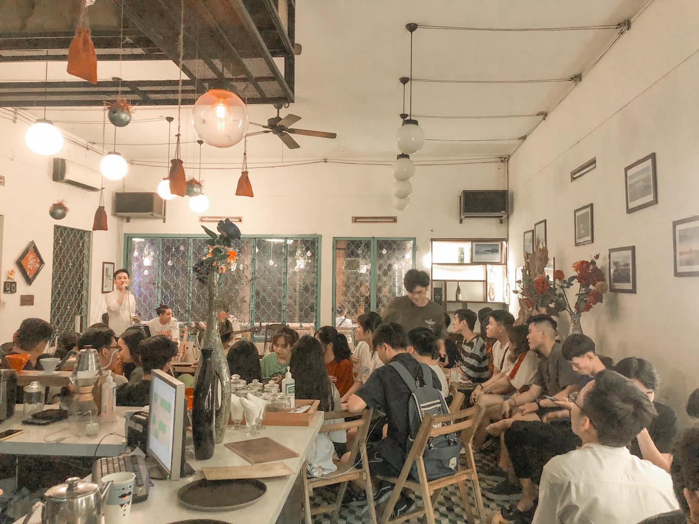 Join Hue Cafe Roastery to enjoy the rustic music space at Hue 9