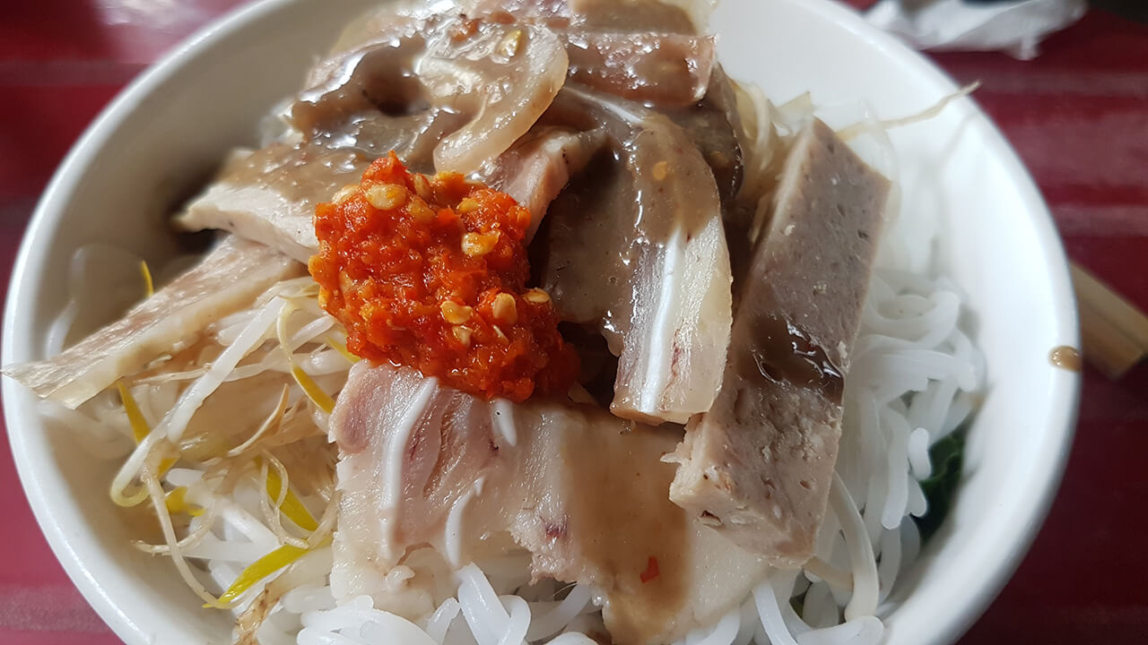 The unique flavor of seasoned noodles and fish sauce from dreamy Hue 6