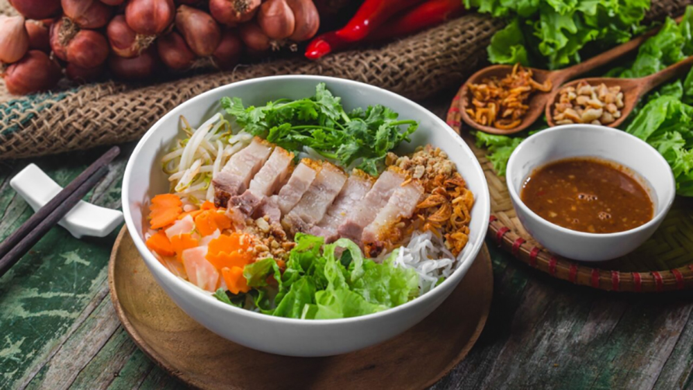 The unique flavor of seasoned noodles and fish sauce from dreamy Hue 2