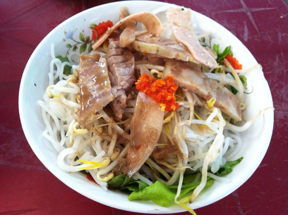 The unique flavor of seasoned noodles and fish sauce from dreamy Hue 7