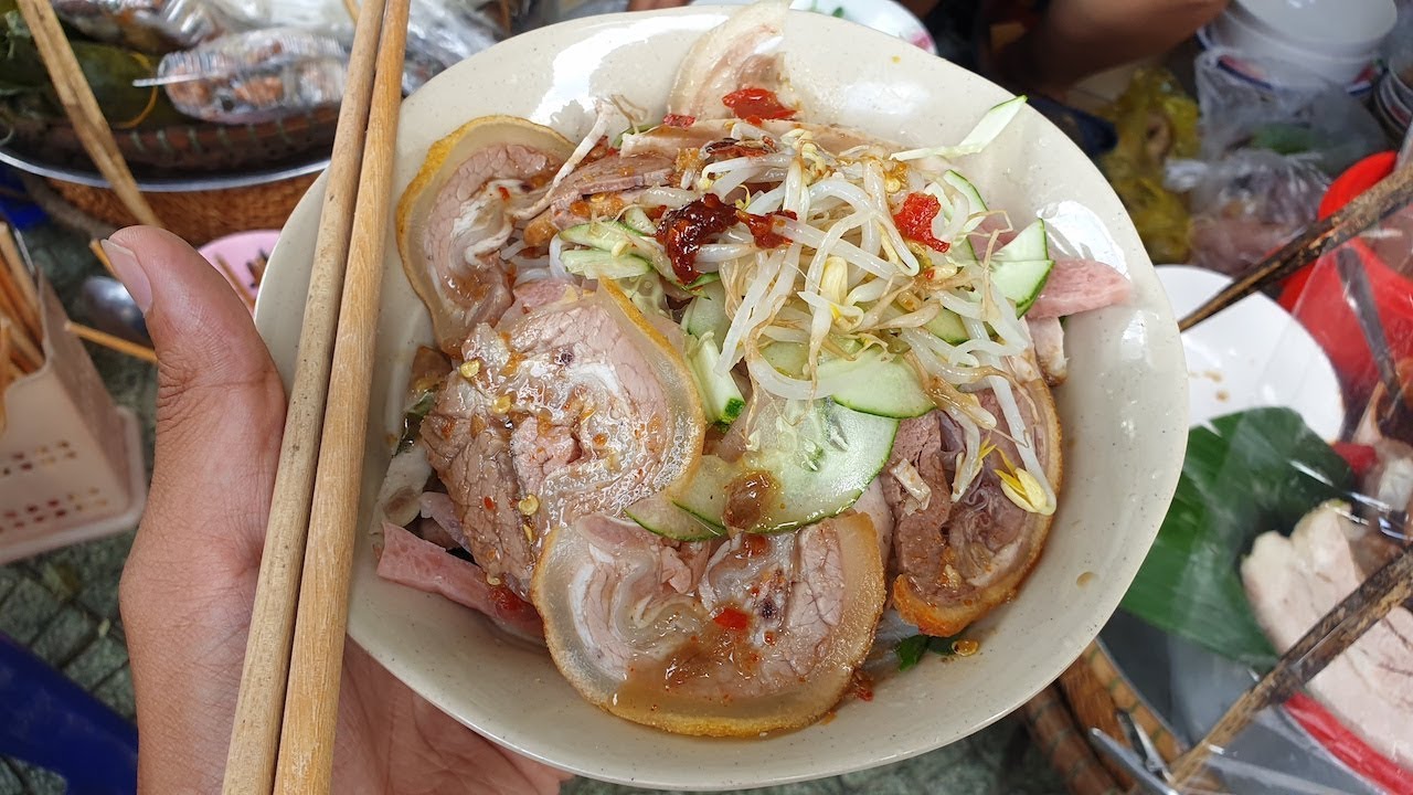 The unique flavor of seasoned noodles and fish sauce from dreamy Hue 3