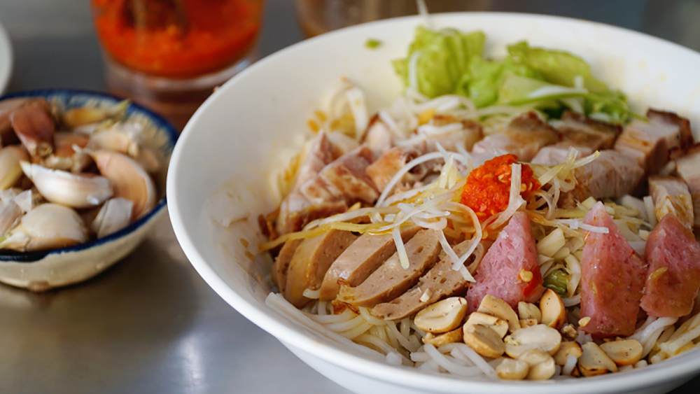 The unique flavor of seasoned noodles and fish sauce from dreamy Hue 4