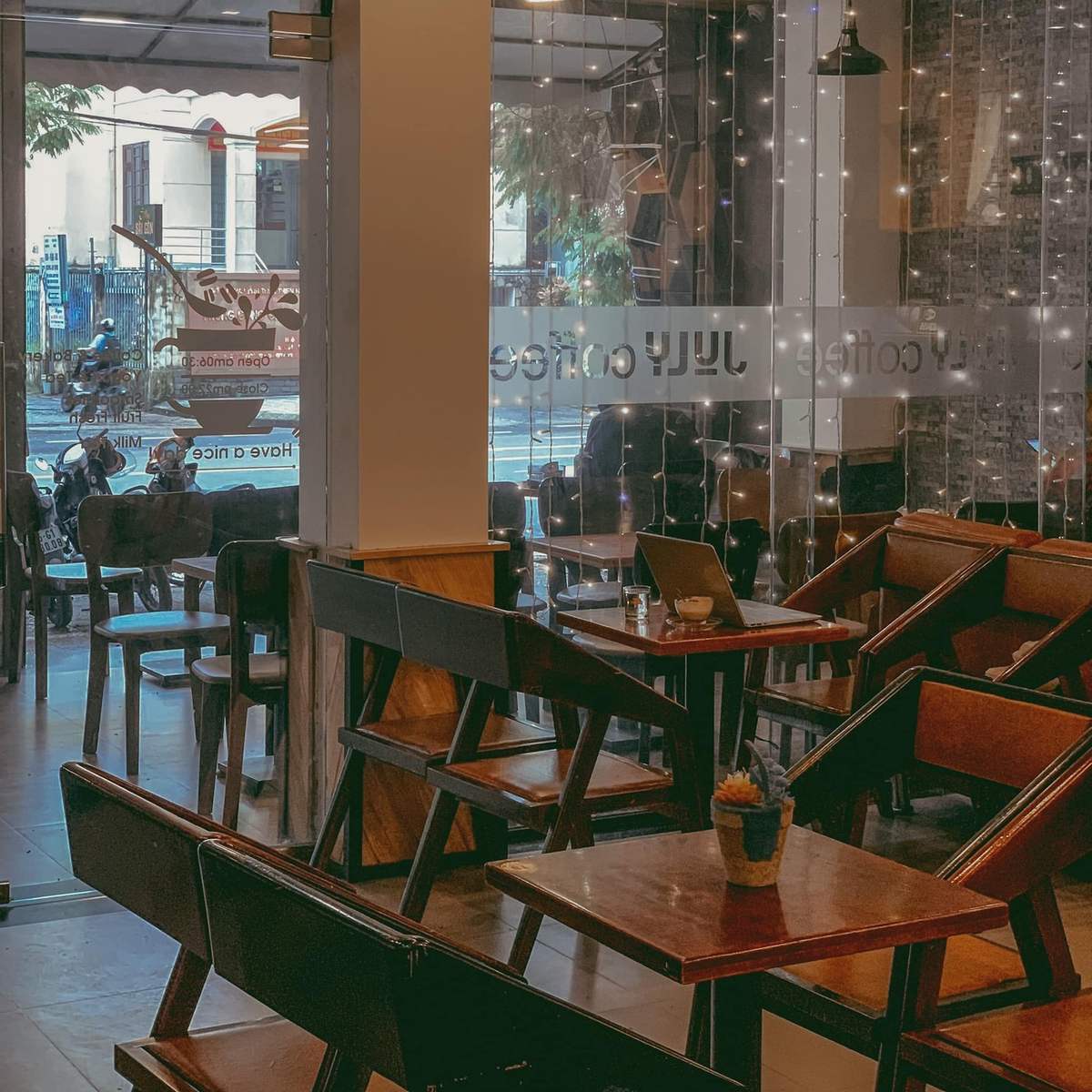 July Coffee - Quiet little corner in the midst of modern life 2