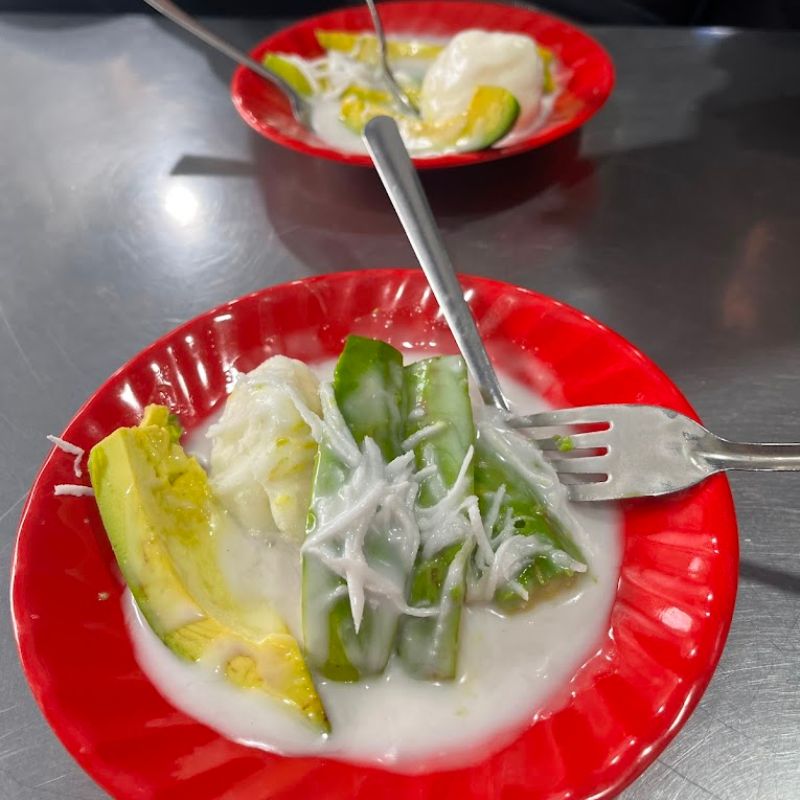 Enjoy the most famous Thanh Thao avocado ice cream in Da Lat 7