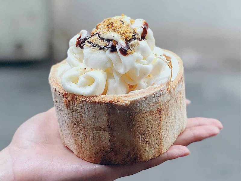 Sweet coconut sticky rice ice cream and 7 famous shops in Saigon 6